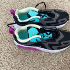 Girls size 2.5 Nike Air never been worn